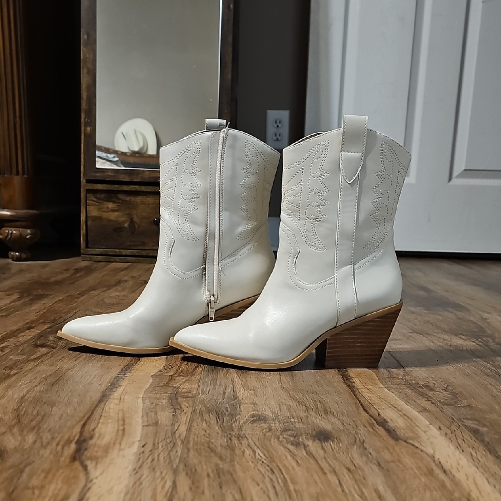Women's Western White Booties. Size 8